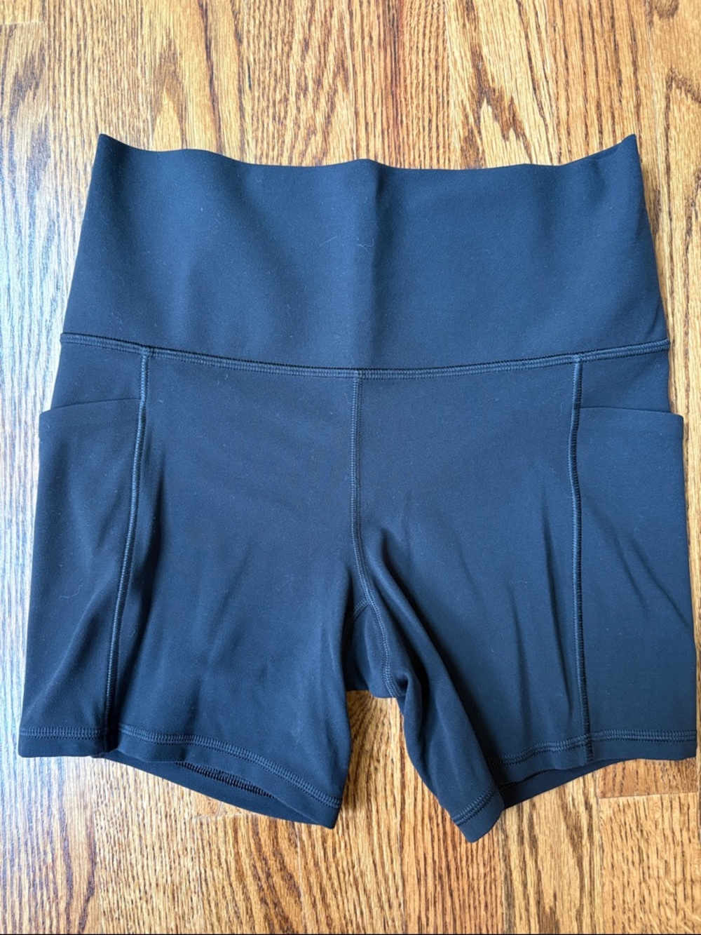 Athleta Black Salutation Stash 5” Short